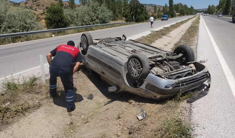 OTOMOBİL ORTA REFÜJE DEVRİLDİ