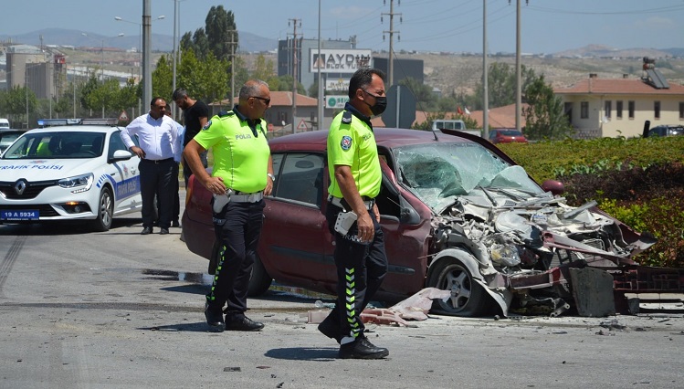 OTOMOBİL TIR’A ARKADAN ÇARPTI