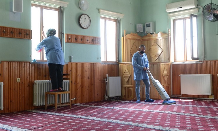 CAMİLER GÜL SUYU İLE TEMİZLENİYOR