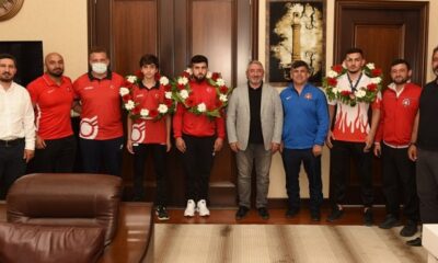 ŞAMPİYONLARDAN BAŞKAN AŞGIN’A ZİYARET