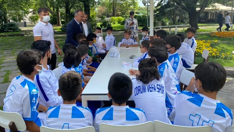 GENÇ SPORCULARI MECLİSTE AĞIRLADI