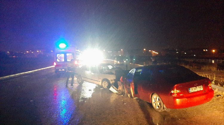 OTOMOBİLLER KAFA KAFAYA ÇARPIŞTI