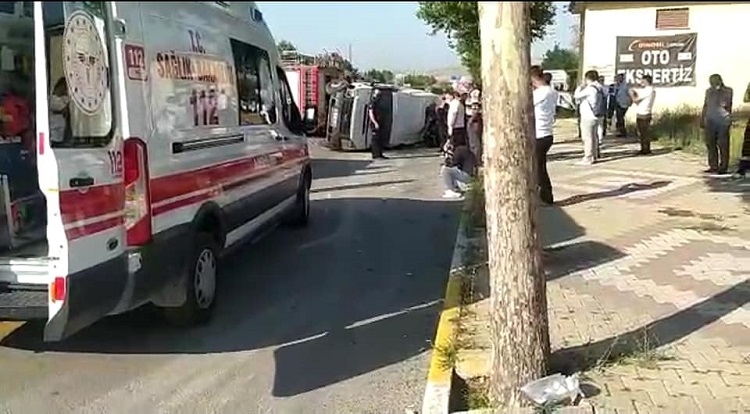 SERVİS MİNİBÜSÜ İLE OTOMOBİL ÇARPIŞTI