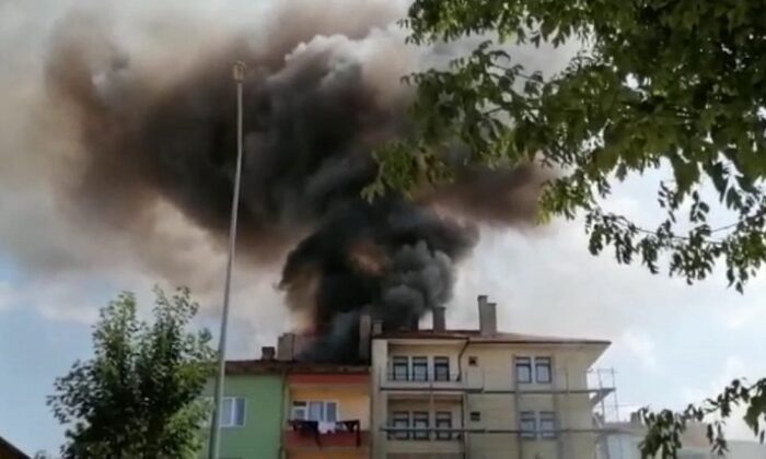 APARTMANIN ÇATISI ALEV ALEV YANDI