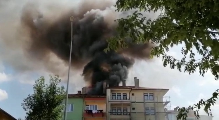 APARTMANIN ÇATISI ALEV ALEV YANDI
