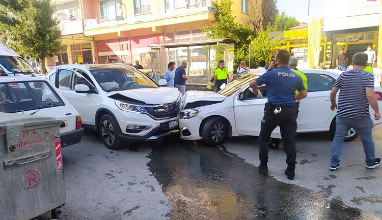 ÜZÜCÜ KAZADA 5 KİŞİ YARALANDI