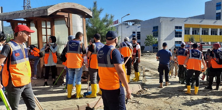AFAD EKİPLERİ YARALARI SARIYOR