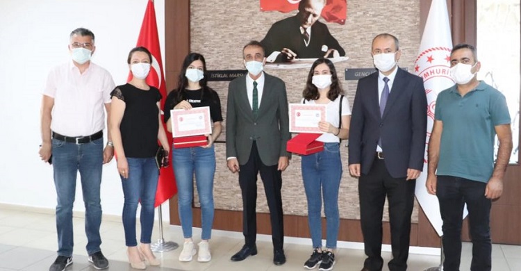 KODEK’TEN BAŞARILI ÖĞRENCİLERE PLAKET