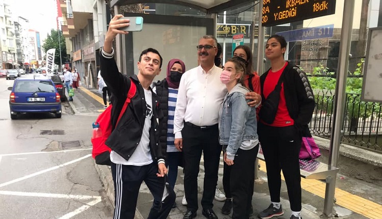 BAŞKAN’A GENÇLERDEN SICAK İLGİ
