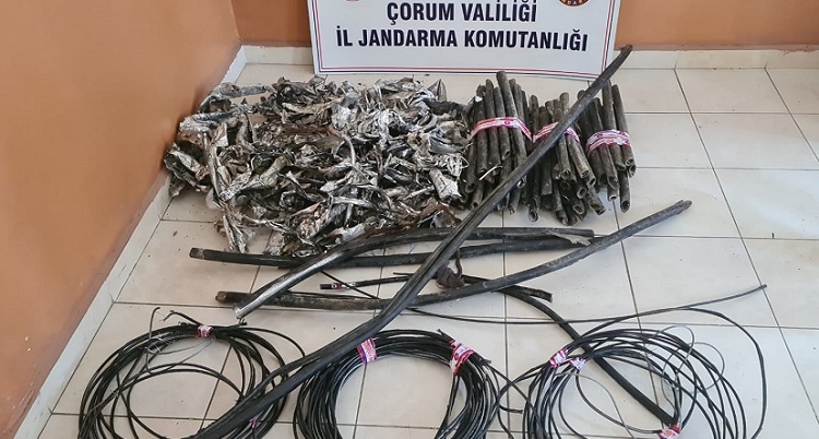 KABLO HIRSIZLARI YAKAYI ELE VERDİ
