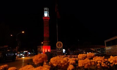SAAT KULESİ KIRMIZIYA BÜRÜNDÜ