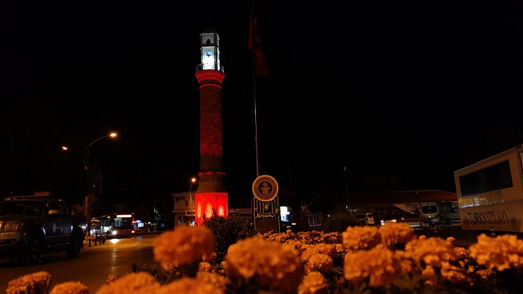 SAAT KULESİ KIRMIZIYA BÜRÜNDÜ