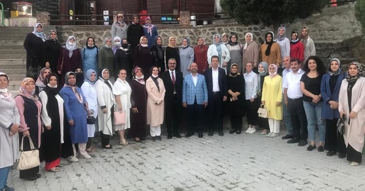 TÜM AK KADINLARA MİNNETTARIZ