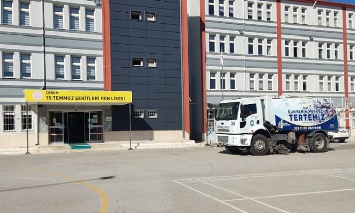 BELEDİYE OKUL BAHÇELERİNİ TEMİZLEDİ