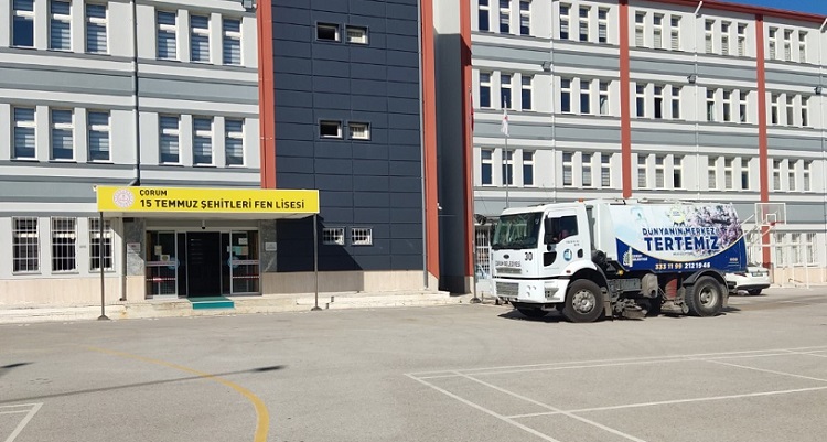 BELEDİYE OKUL BAHÇELERİNİ TEMİZLEDİ