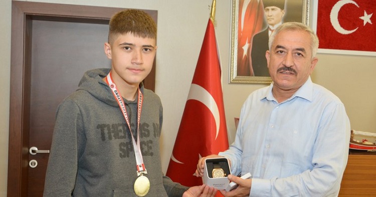 BAŞKAN ŞAMPİYONLARI ÖDÜLLENDİRDİ
