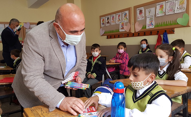 BAŞKAN’DAN MİNİK ÖĞRENCİLERE HEDİYE