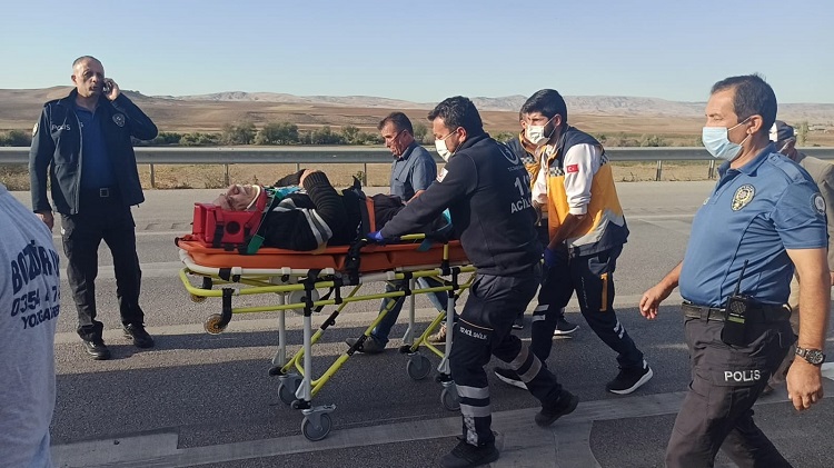 ÜZÜCÜ KAZADA 3 KİŞİ YARALANDI
