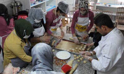 KURSİYERLERE UYGULAMALI GLUTENSİZ YİYECEKLER