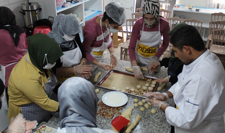 KURSİYERLERE UYGULAMALI GLUTENSİZ YİYECEKLER