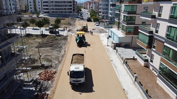 SELÇUK CADDESİNE ASFALT DÖKÜLDÜ