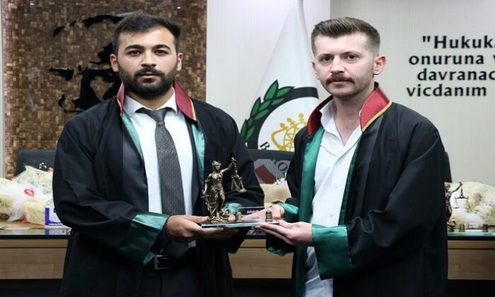 GENÇ AVUKAT CÜBBESİNİ GİYDİ