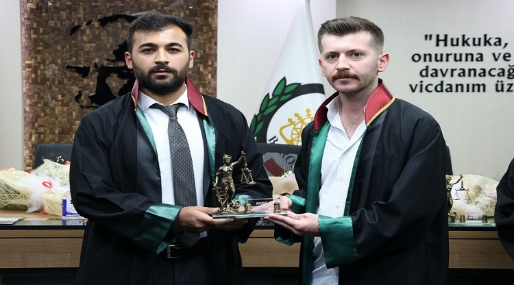 GENÇ AVUKAT CÜBBESİNİ GİYDİ