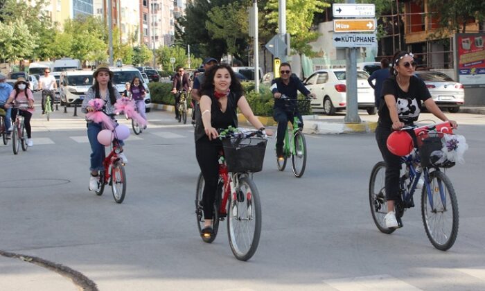 CADDELER SÜSLÜ KADINLARLA RENKLENDİ