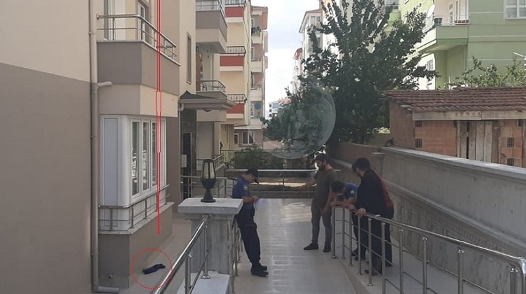 KÜÇÜK ÇOCUK ÜÇÜNCÜ KATTAN DÜŞTÜ