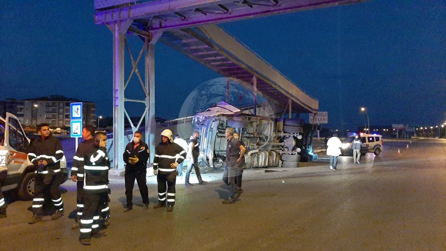 TIR DEMİR KÖPRÜYE ÇARPTI: 1 ÖLÜ