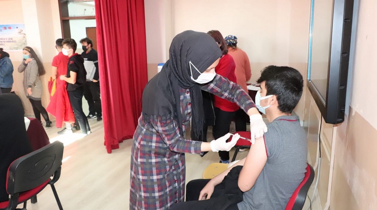 LİSE ÖĞRENCİLERİNE COVİD 19 AŞISI YAPILDI