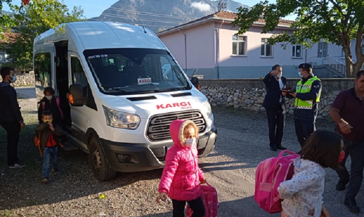 JANDARMA OKUL SERVİSLERİNİ DENETLEDİ
