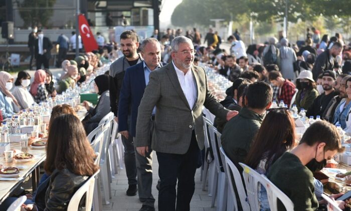 ÜNİVERSİTELİ GENÇLERLE BİR ARAYA GELDİ