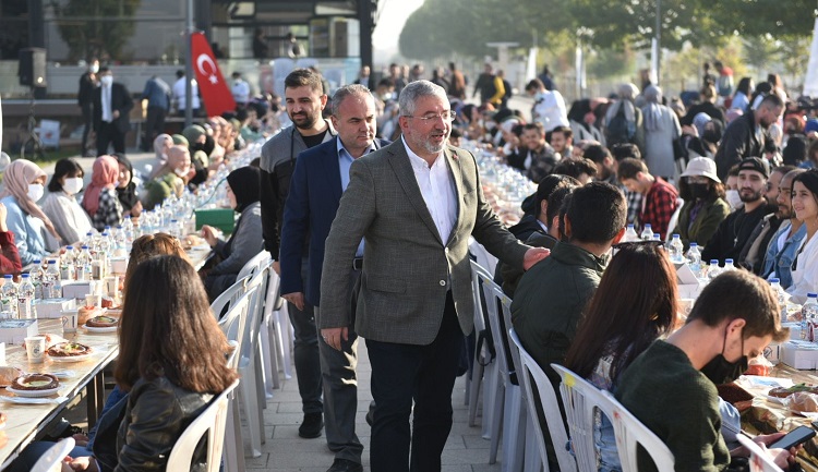 ÜNİVERSİTELİ GENÇLERLE BİR ARAYA GELDİ