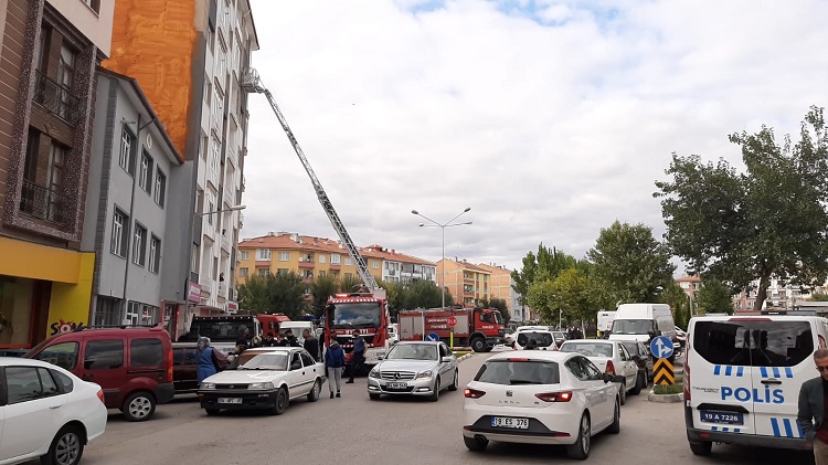 MUTFAKTAKİ OCAK YANGIN ÇIKARDI