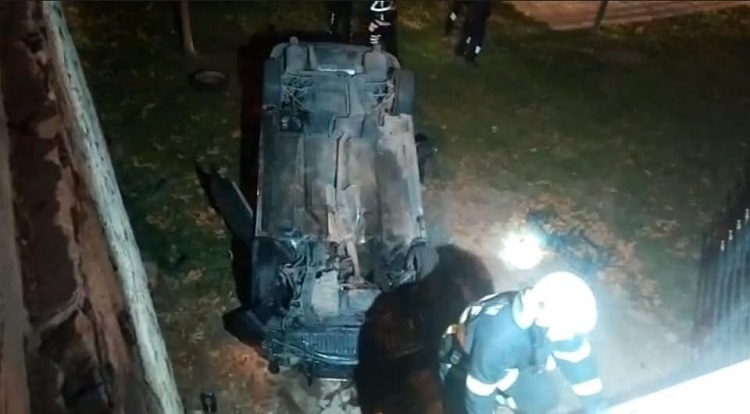 OTOMOBİL YÜKSEKOKULUN BAHÇESİNE DÜŞTÜ