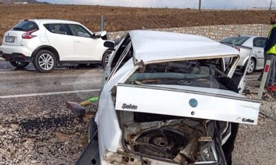 İKİ OTOMOBİL ÇARPIŞTI 5 YARALI