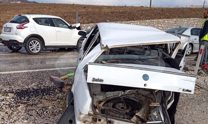 İKİ OTOMOBİL ÇARPIŞTI 5 YARALI