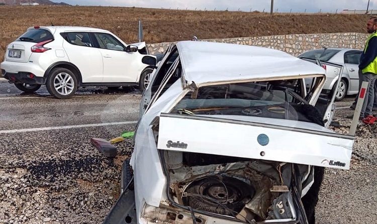 İKİ OTOMOBİL ÇARPIŞTI 5 YARALI