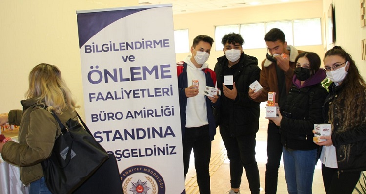 POLİS 4 BİN ÖĞRENCİYİ BİLGİLENDİRDİ