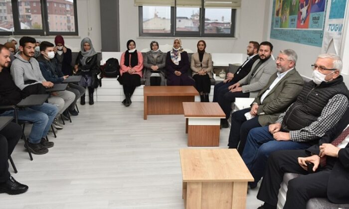 BAŞKAN TÜGVA’LI GENÇLERLE BULUŞTU
