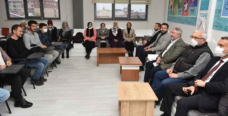 BAŞKAN TÜGVA’LI GENÇLERLE BULUŞTU