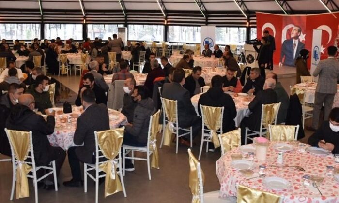 ÖĞRETMENLERLE YEMEKTE BİR ARAYA GELDİ