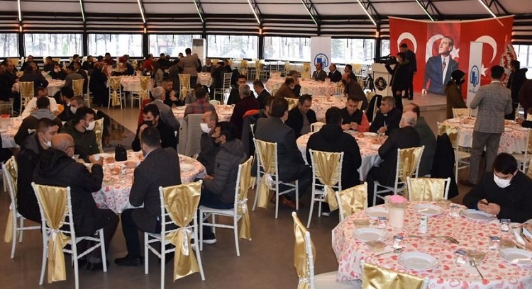 ÖĞRETMENLERLE YEMEKTE BİR ARAYA GELDİ