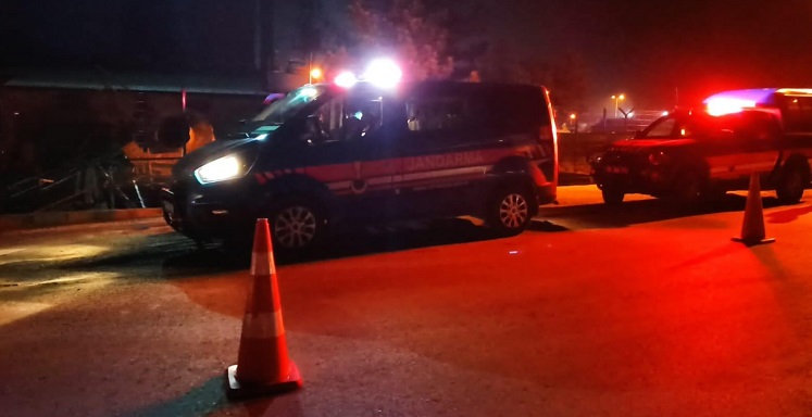 TARTIŞTIĞI KADINI BIÇAKLADI