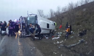 OTOBÜS DEVRİLDİ: 28 YARALI