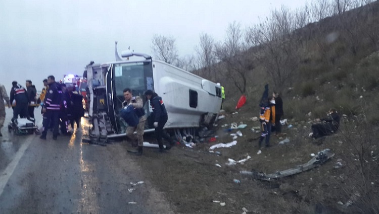 OTOBÜS DEVRİLDİ: 28 YARALI