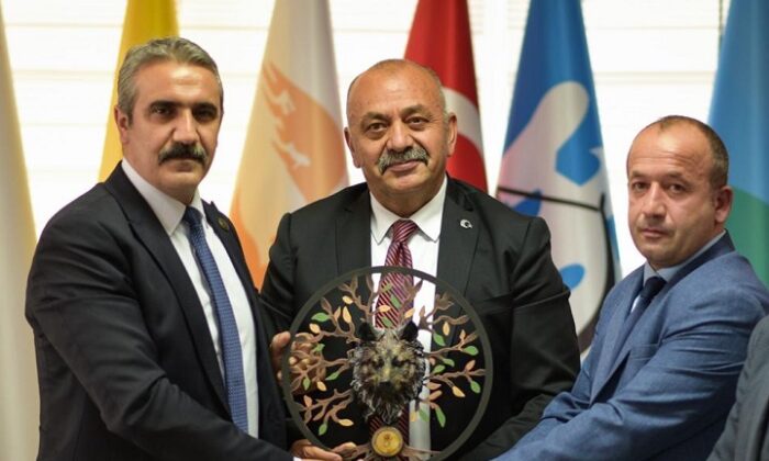 MHP YÖNETİMİNE BOZKURT BAŞLIKLI ŞİLT