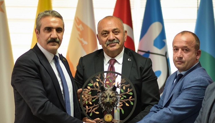 MHP YÖNETİMİNE BOZKURT BAŞLIKLI ŞİLT