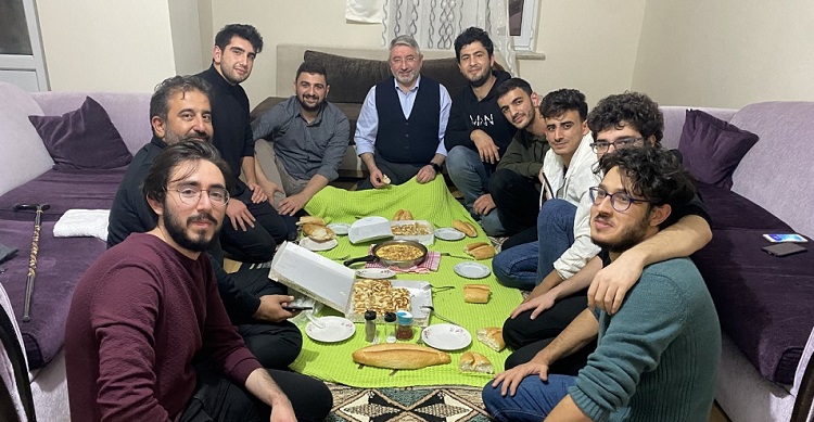 BAŞKAN ÖĞRENCİ EVİNE MİSAFİR OLDU